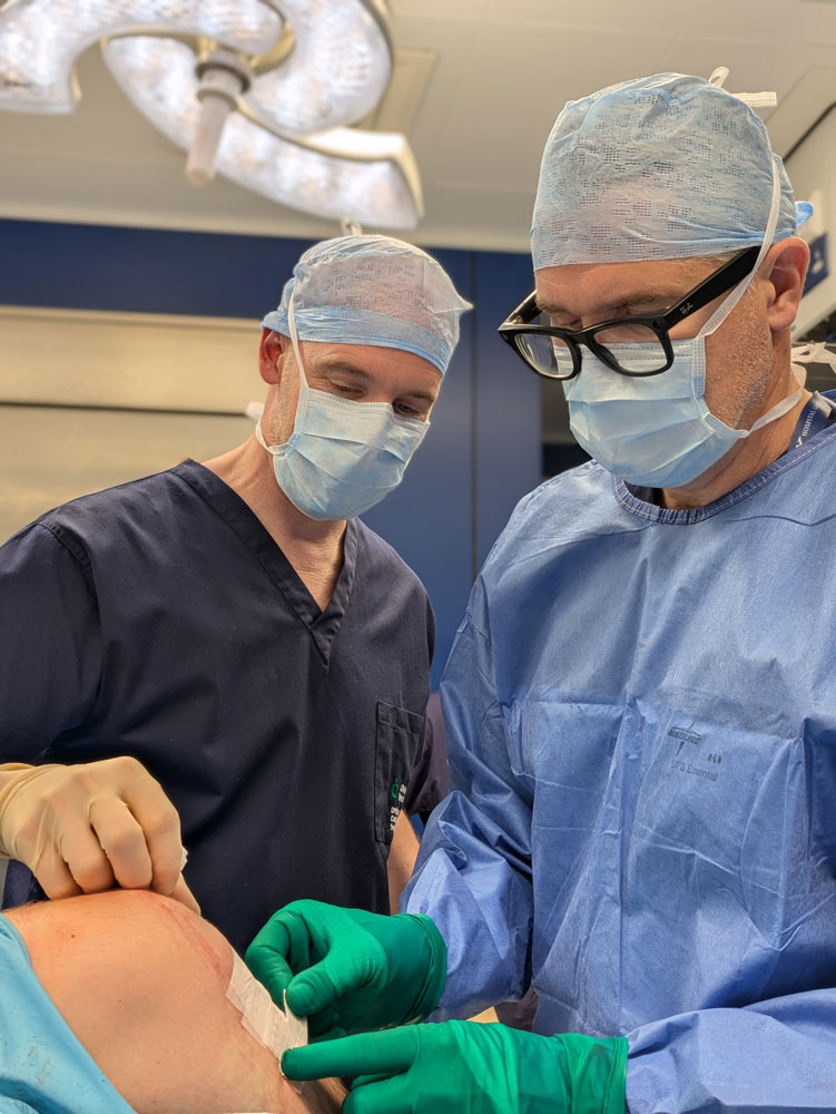 Bilateral knee replacement surgery to relieve pain in both knees with one procedure.