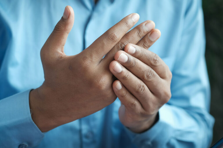 What Are the Symptoms of Carpal Tunnel Syndrome (and When Should You Seek Help)